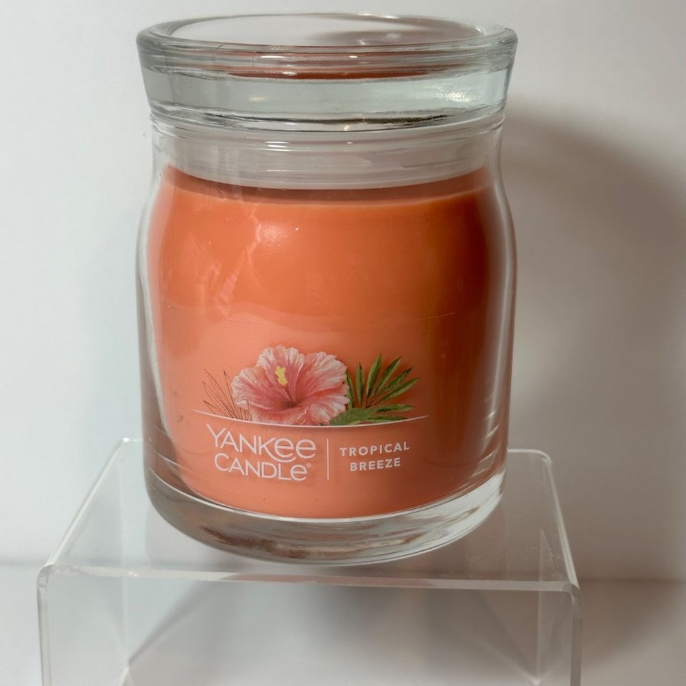 Yankee Candle Medium Double Wick Candle Tropical Breeze - Never Used - Picture 1 of 3